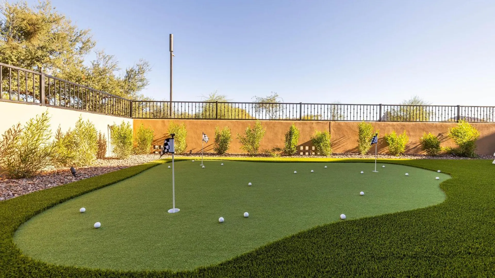 3 Bedrooms Scottsdale 0*,